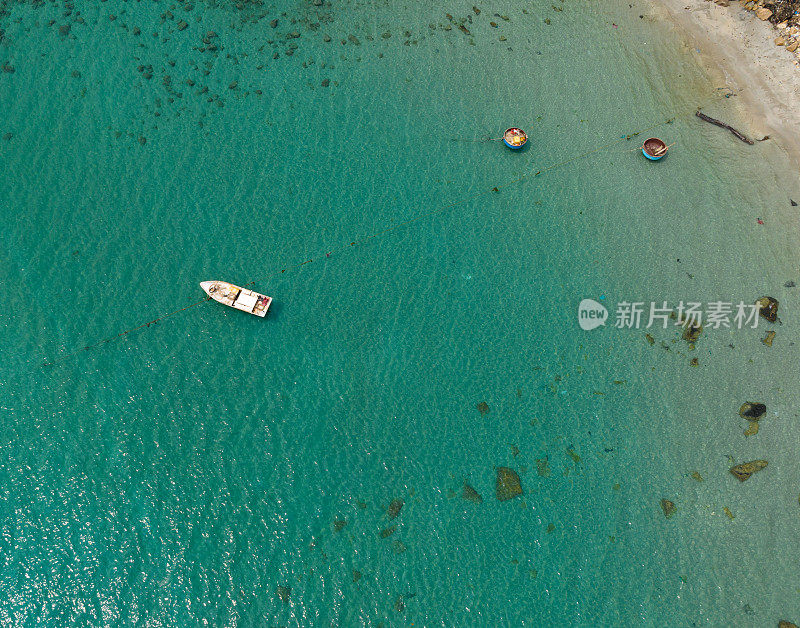 一艘孤独的船在蓝色的大海在Con岛，Con Son岛，Ba Ria Vung Tau省的抽象航拍照片